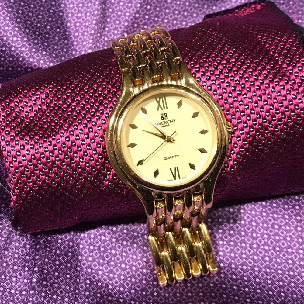Givenchy quartz watch. Quartz movement and new battery.